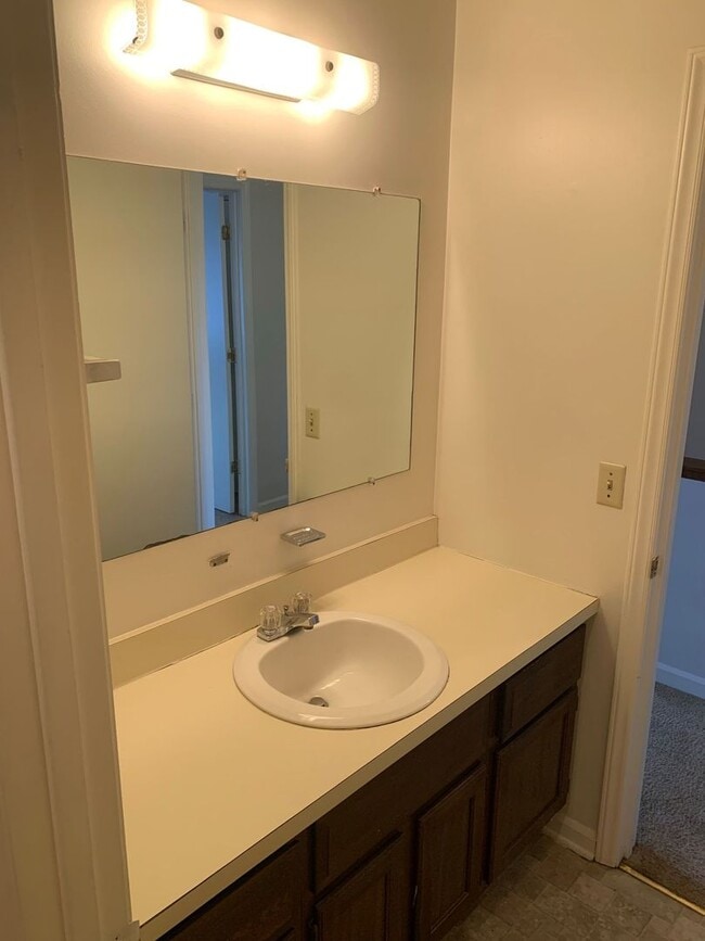 Building Photo - Townhome with new carpet for rent in the m...