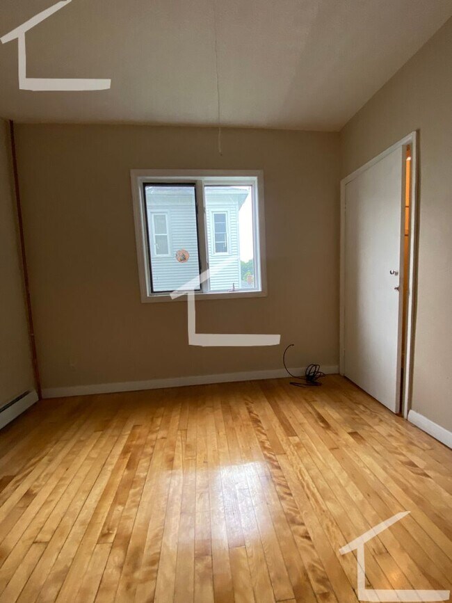 Building Photo - Huge 2nd floor recently renovated unit