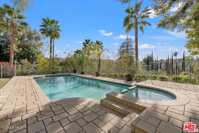 Building Photo - 4440 Hayvenhurst Ave