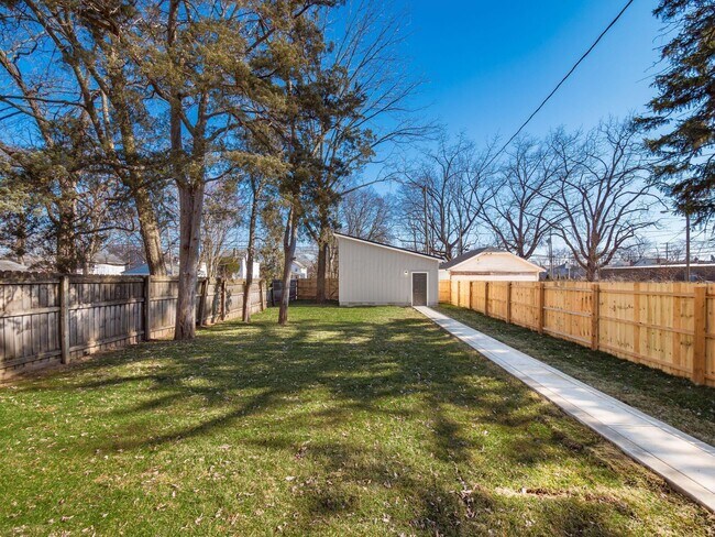 Building Photo - 384 Whitethorne Ave