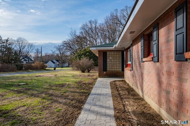 Building Photo - 220 Upper Grassy Hill Rd