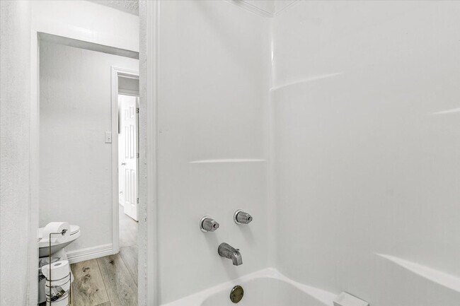 Building Photo - 185 Weiss Bluff Rd