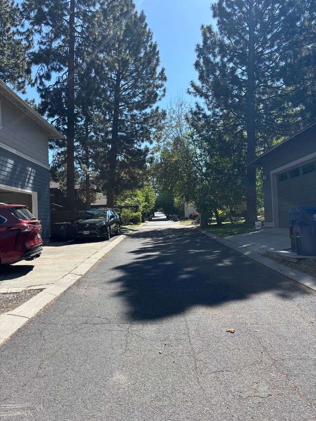 Building Photo - 3 Bed 2 Bath Single level - Fenced Yard-No...