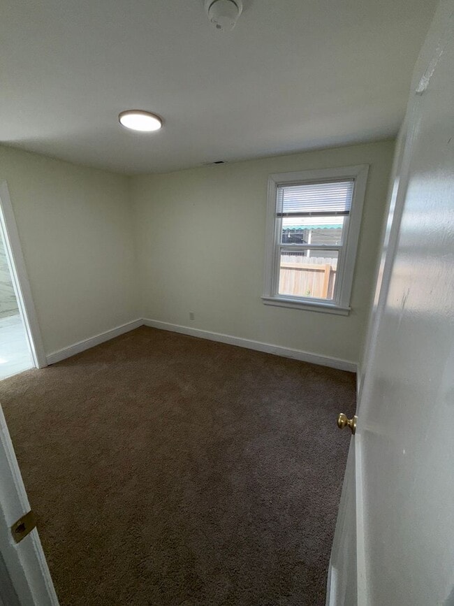 Building Photo - Beautiful renovated 3 bedroom 2 full bath ...