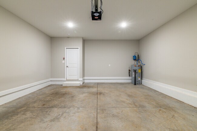 Building Photo - 7703 Honey Oaks Rd