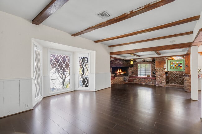 Building Photo - 2624 E 8th St