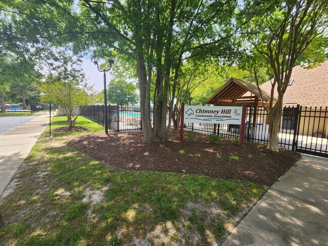 Building Photo - End Unit Townhouse in Chimny Hill