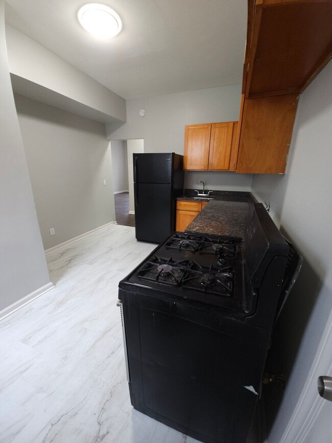 Building Photo - Great 2 Bedroom unit, with a Wonderful Man...