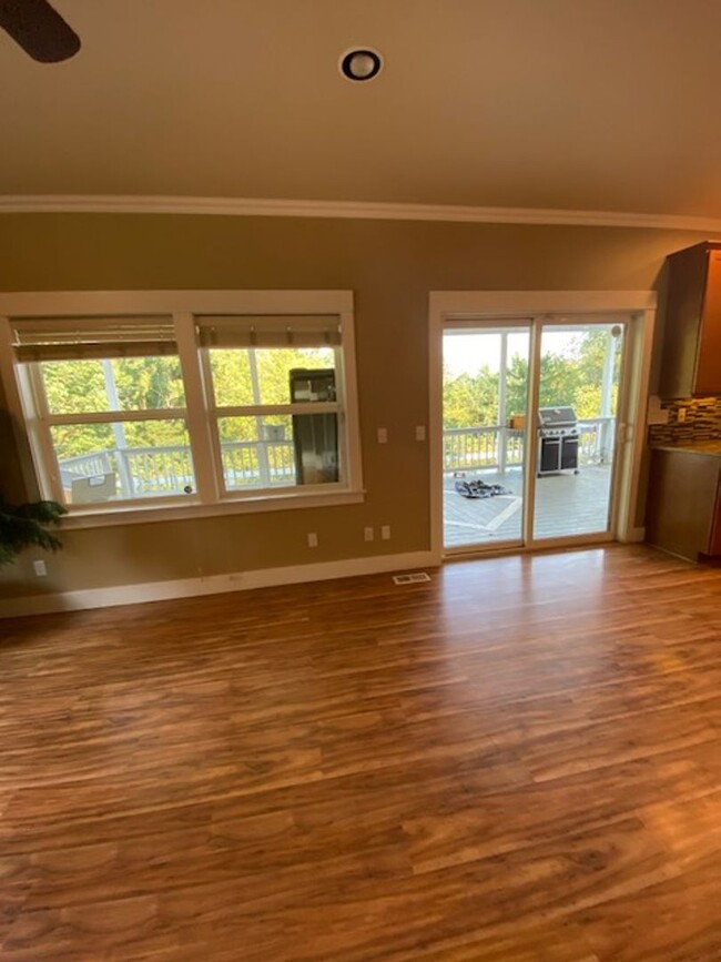 Building Photo - Charming home located in beautiful Orting!
