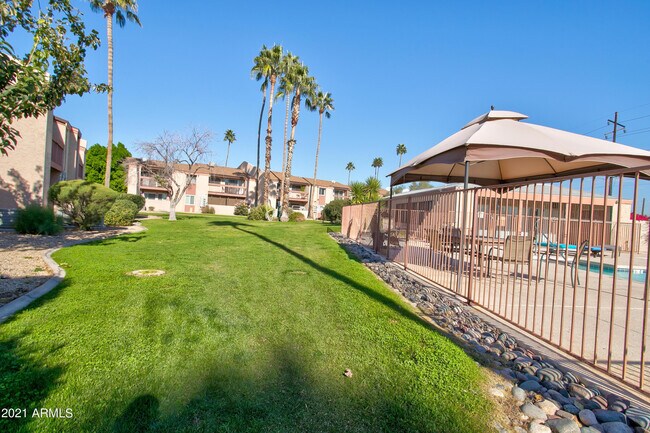 Building Photo - 7550 N 12th St