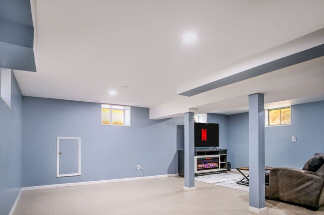 Building Photo - 176 Grand Ave