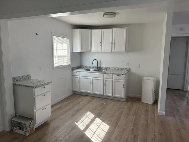 Building Photo - 1400 Nix St