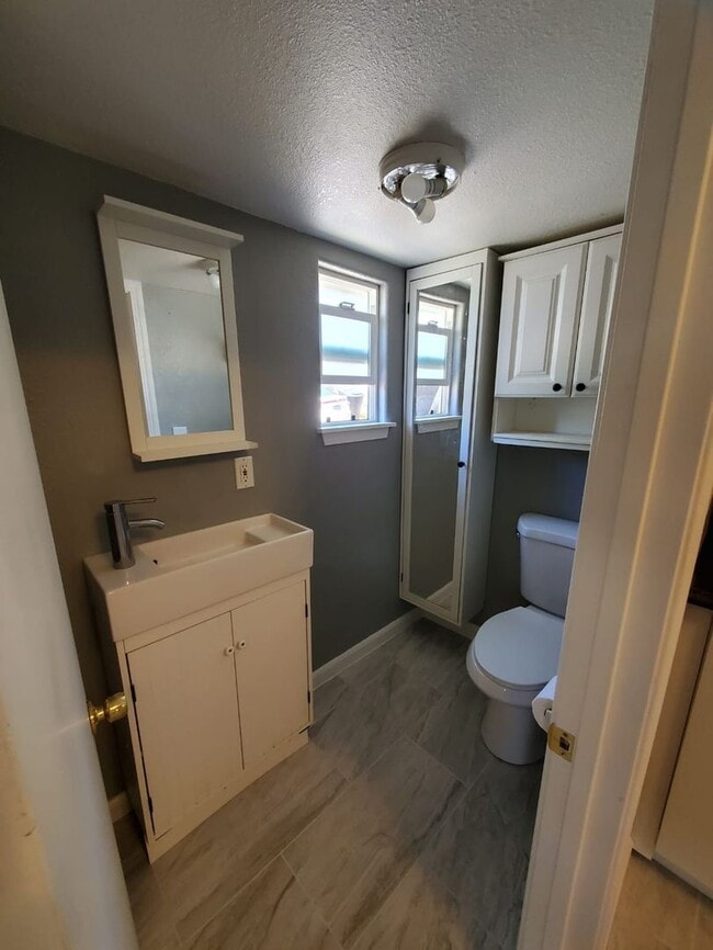 Building Photo - Charming duplex available Oct 15th.