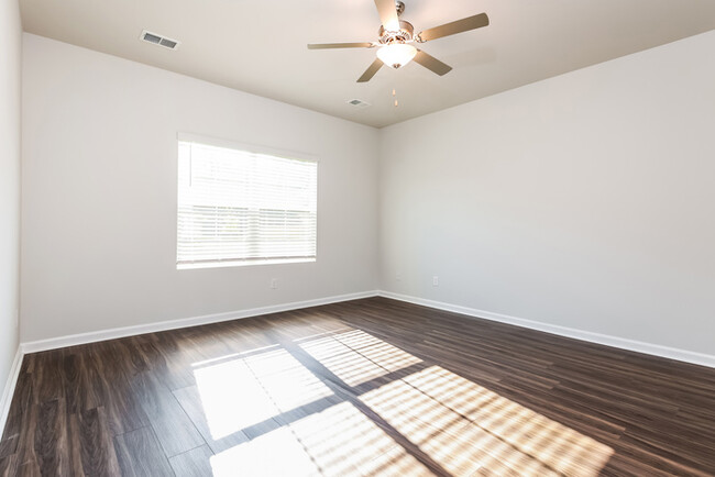 Building Photo - 252 Clydesdale Cir