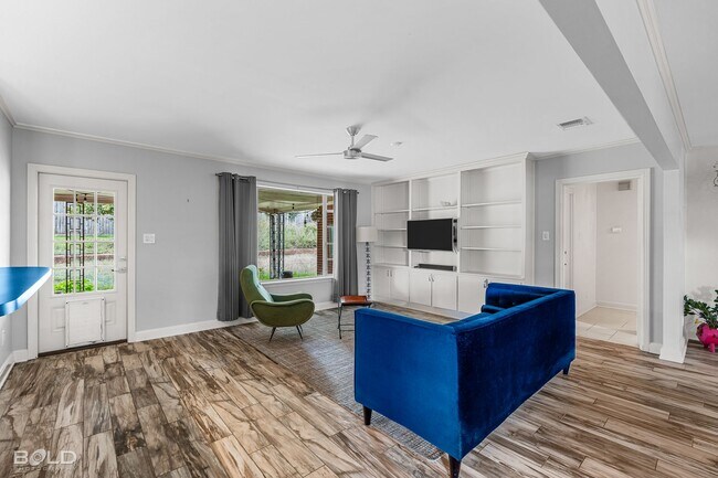 Building Photo - UPDATED MID-CENTURY MODERN HOME WITH SPECIAL CHARACTER