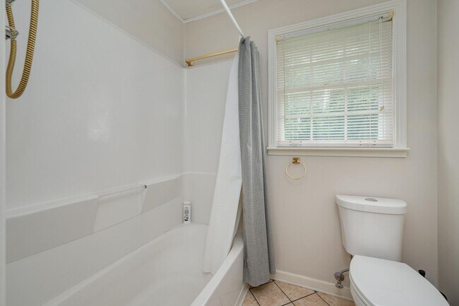 Building Photo - Beautiful Brick Ranch Home in Franklin