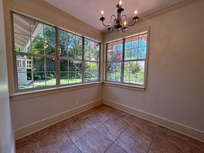 Building Photo - Gorgeous South Highlands 3 Bedroom Home