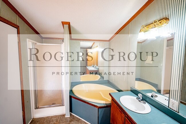 Building Photo - 242 Hidden Lake Ln