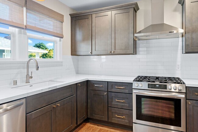 Building Photo - Charming Updated 2 bed, 2 bath Home near D...