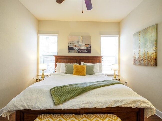 Building Photo - 5605 Roosevelt Ave