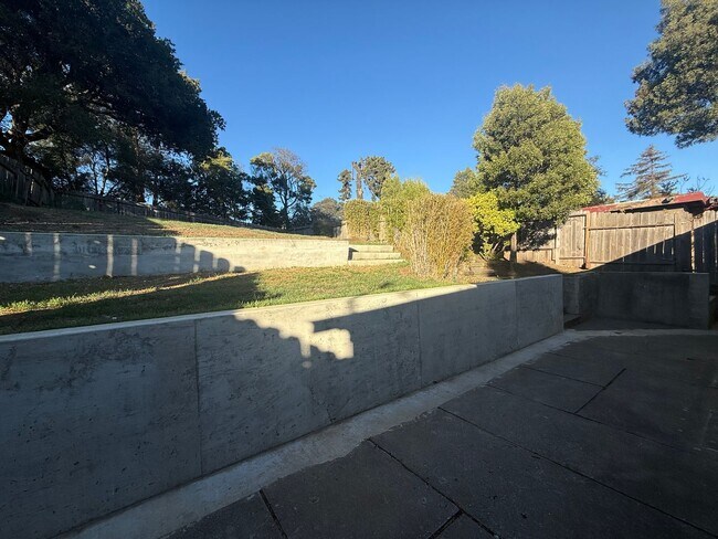 Building Photo - Stunning 2-bedroom, 1.5-bath Modern home in Vallejo with bountiful water views & walking distance...