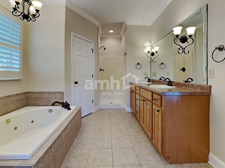 Building Photo - 1414 Caleb Trl