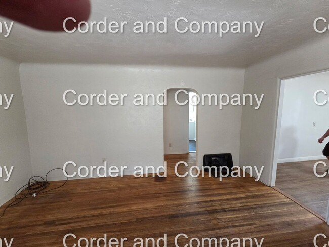 Building Photo - Cute 2 Bedroom 1 Bathroom Duplex Located i...