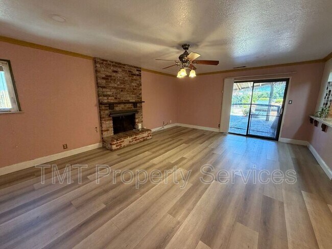 Building Photo - 930 Graywood Cir