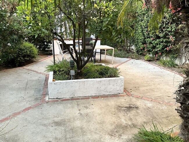 Building Photo - Studio Apartment -Open House  Tuesday and Thursday at 5pm