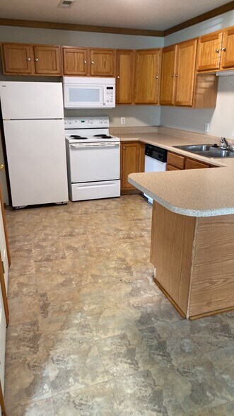 Building Photo - 2127 Highridge Dr