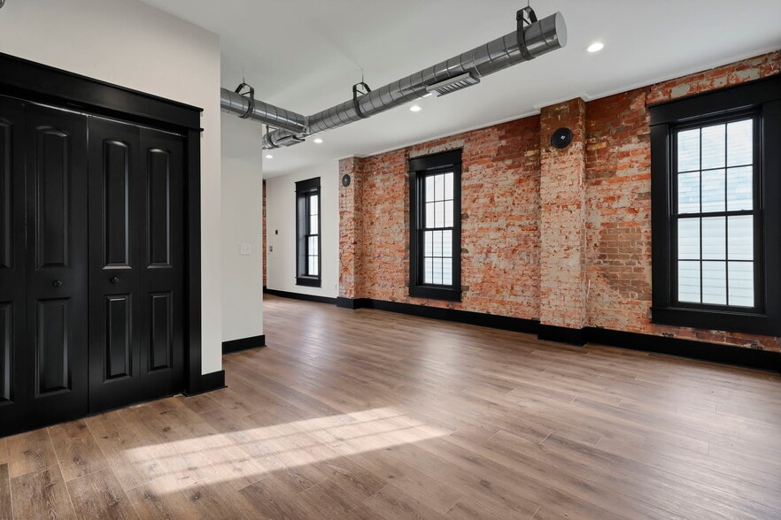 Building Photo - 532 N Columbus St