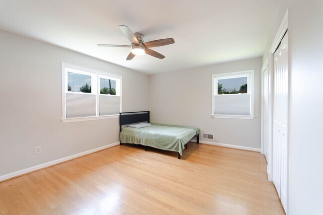 Building Photo - Spacious Split-Level with In-Law Suite & B...