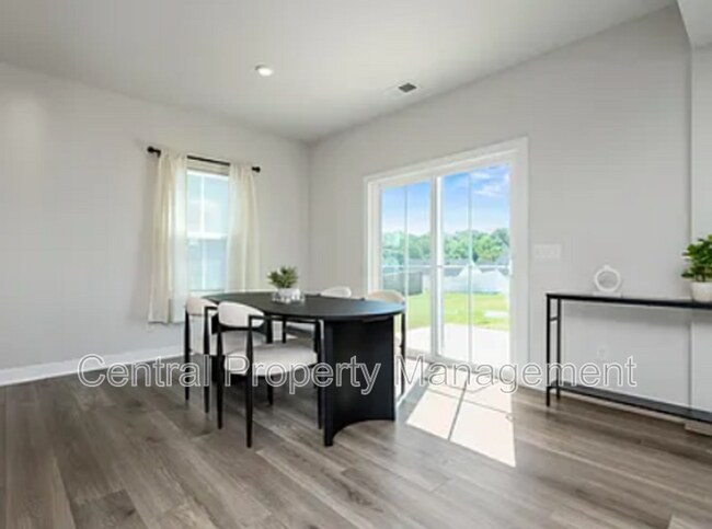 Building Photo - 200 Hollythorpe Ln