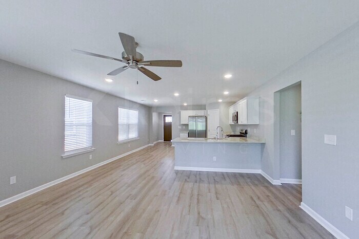 Building Photo - 395 Angela St