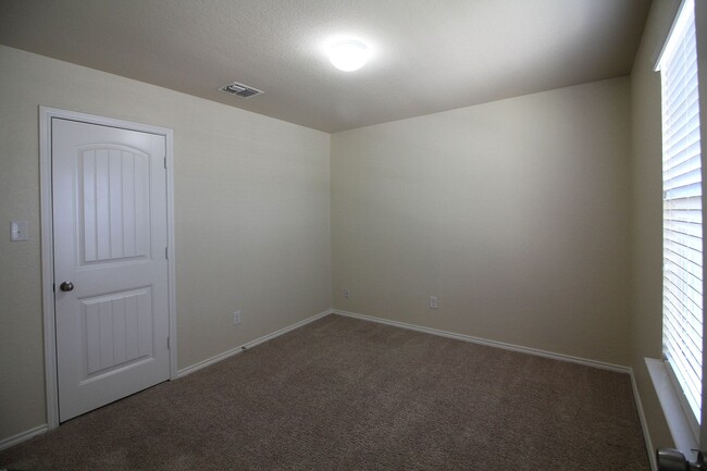 Building Photo - Gorgeous 5/2.5 Home Available for Immediat...