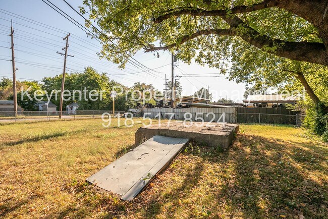 Building Photo - 1502 N Columbia Ave