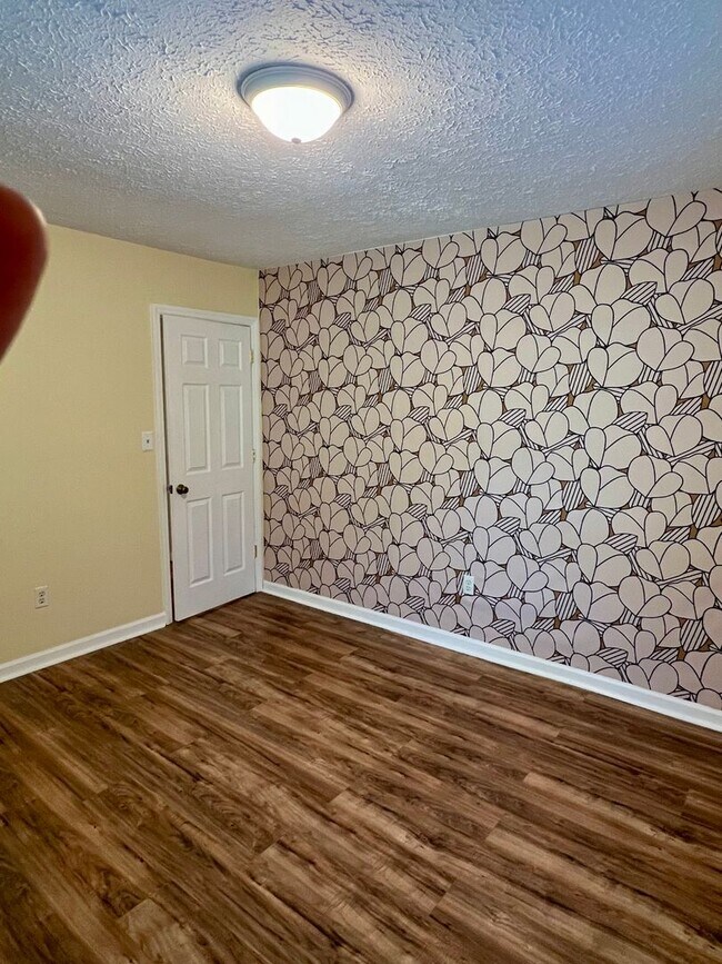 Building Photo - 3 Bedroom home for rent in Hendersonville!
