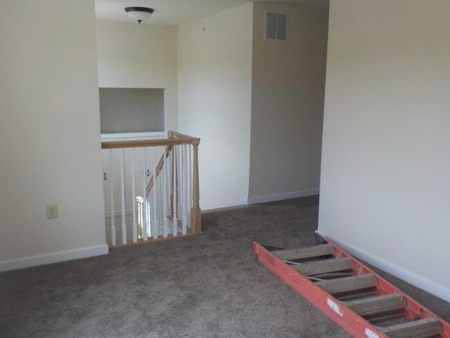Building Photo - 3 Bedroom, 3 1/2 Bathroom Townhouse on Easterly Parkway