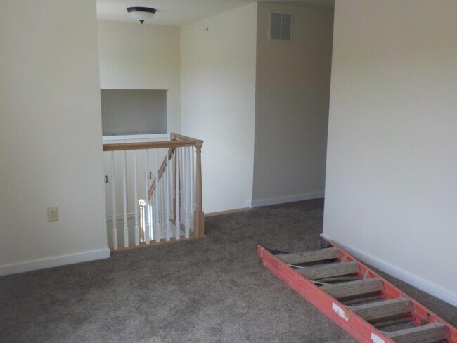 Building Photo - Spacious 3-Bed, 3.5-Bath Townhouse on East...