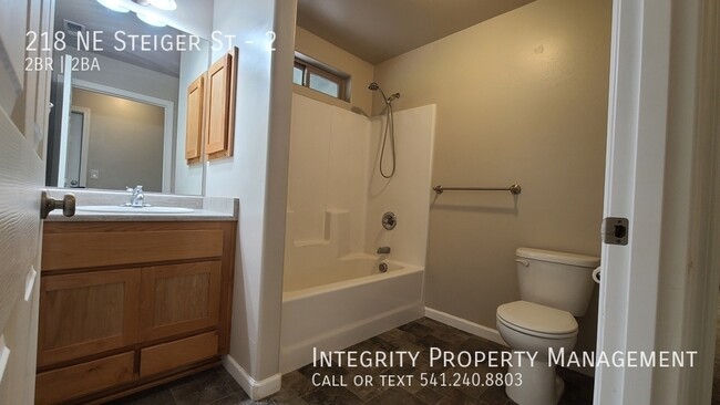 Building Photo - 218 NE Steiger St