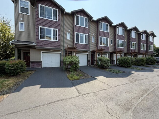 Building Photo - 10721 NE Gateway Pl