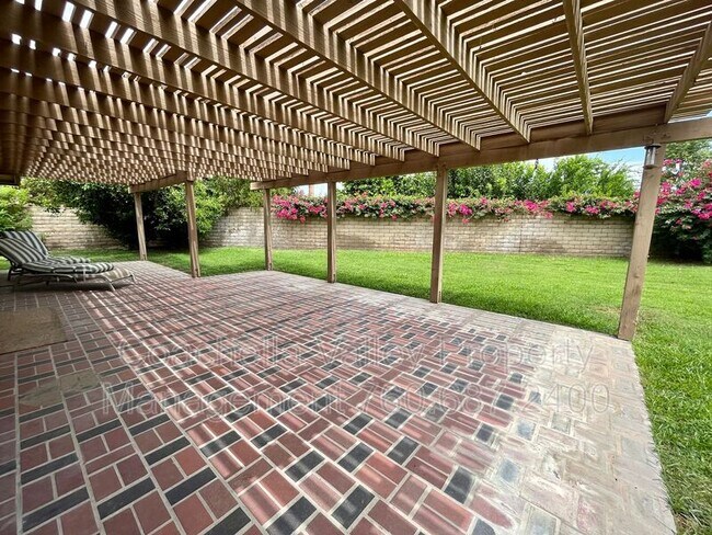 Building Photo - 40120 Sagewood Dr