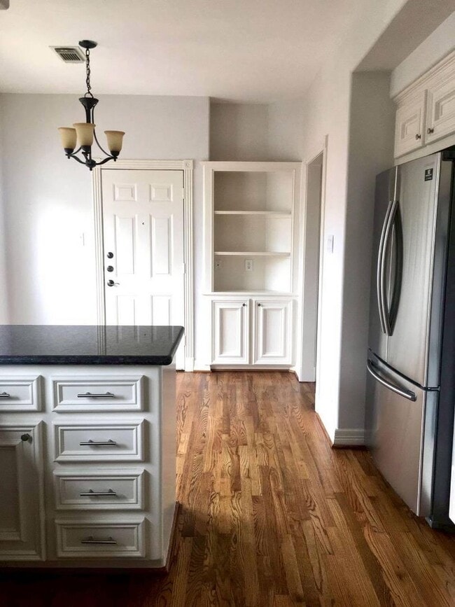 Building Photo - Discounted Deposit! Stylish 3-Bedroom Town...