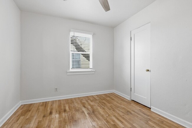 Building Photo - 3 Bed 1 bath Home in Downtown Castle Rock!