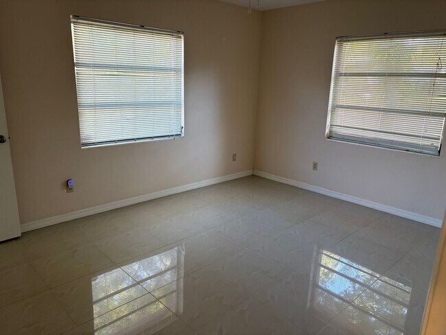 Building Photo - Spacious 3 bedroom home in quiet neighborhood