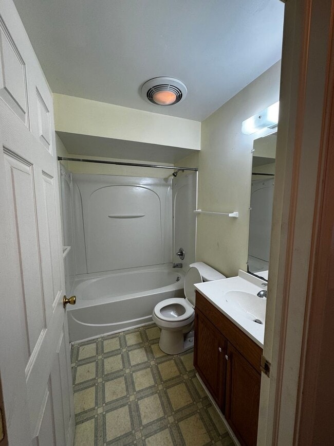 Building Photo - 10th St N 041