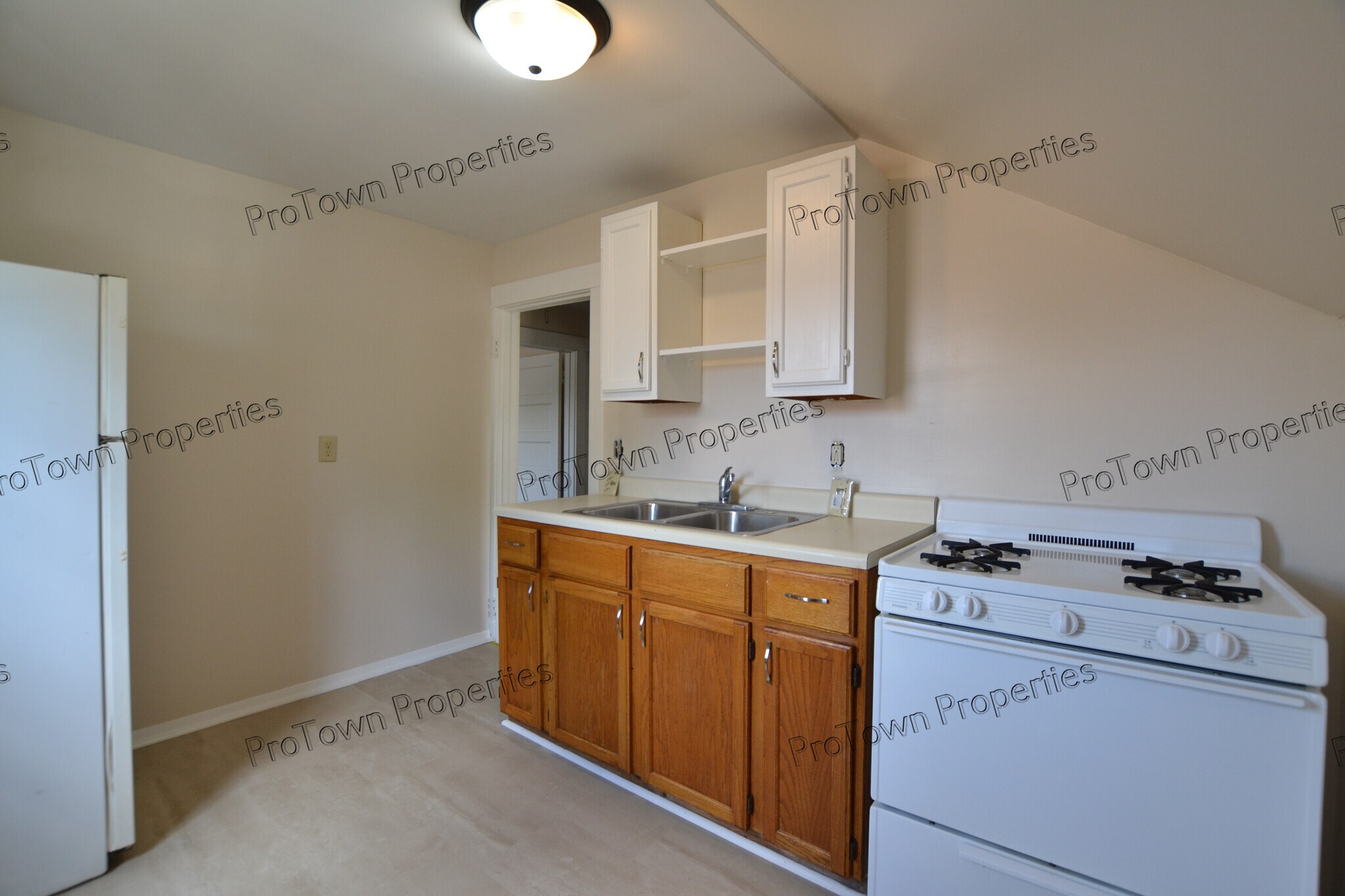 Building Photo - 1067 N May St