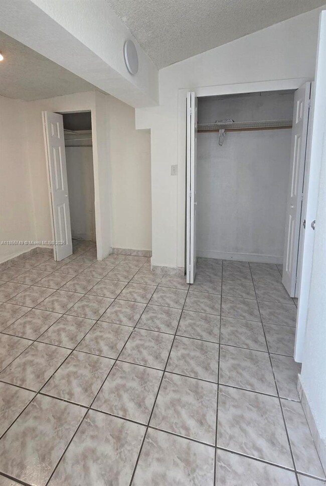Building Photo - 265 W 53rd Terrace