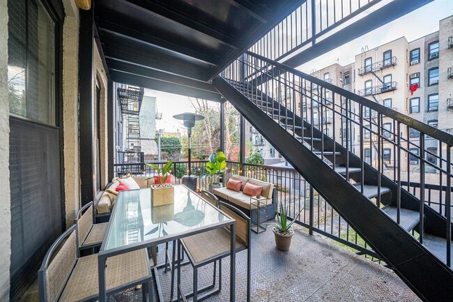 Building Photo - 822 Garden St