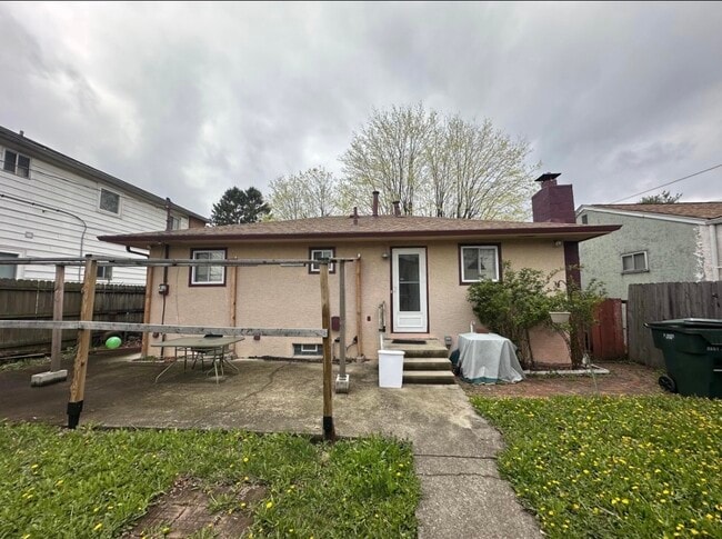 Building Photo - 892 Ruby Ave